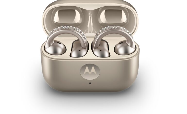 Moto buds loop: l’audio di lusso incontra i cristalli Swarovski